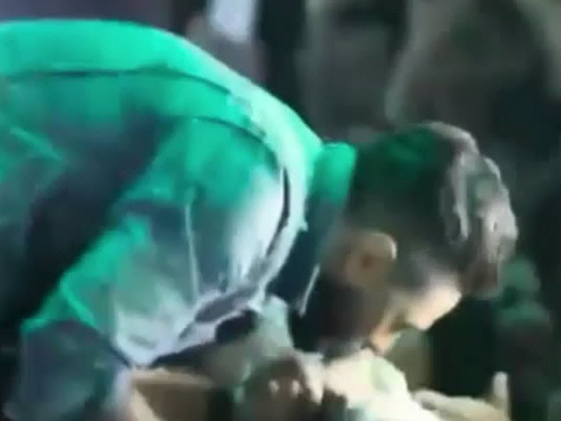 اضغط لمشاهدة الفيديو: تامر حسني يقبل يد معجبة في إحدى الحفلات